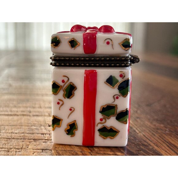 Hand-Painted Ceramic Gift Box Trinket With Red Bow & Holly Design Hinged Lid Jew - Picture 2 of 9